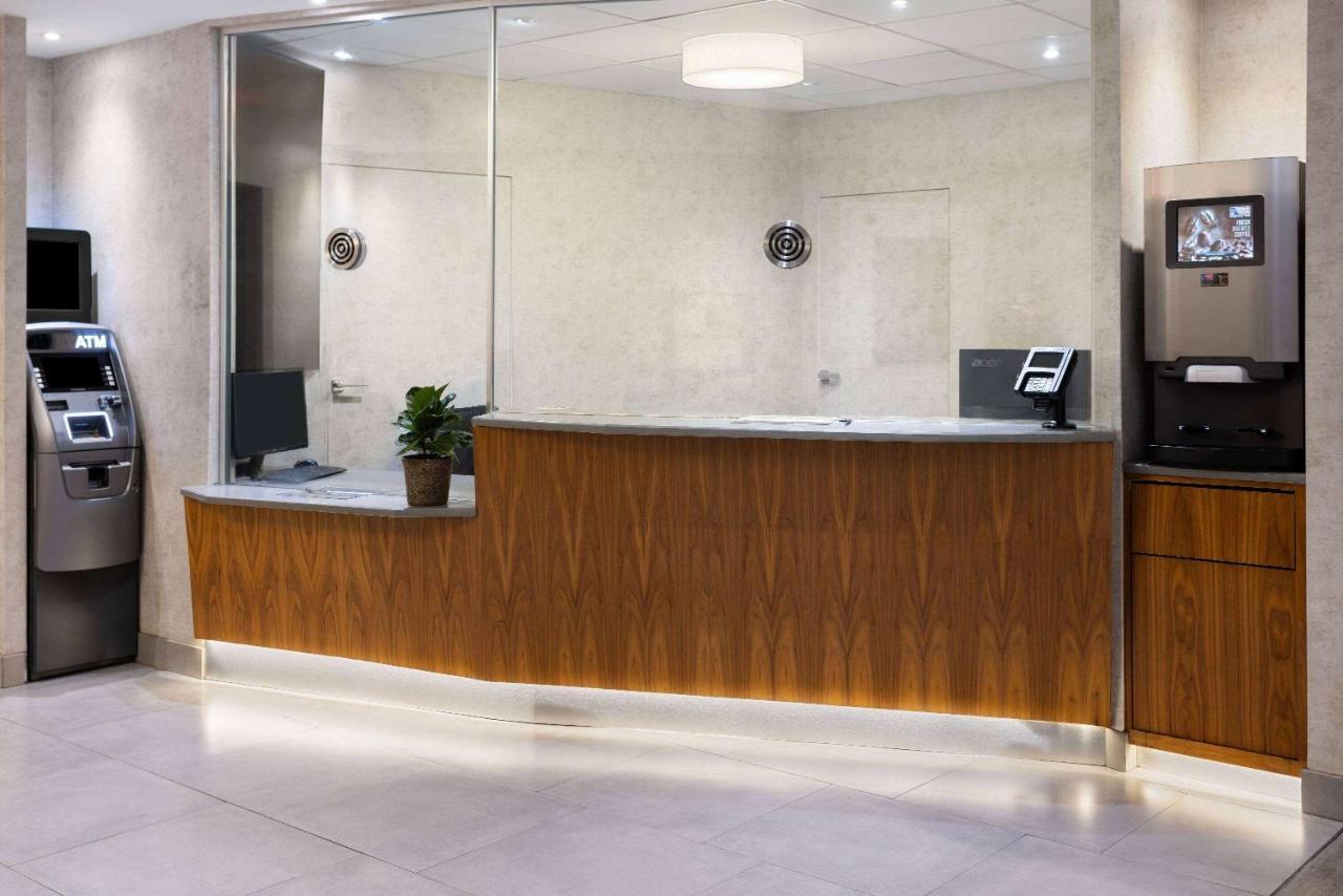 Hotel Ramada By Wyndham Bronx New York Exterior foto
