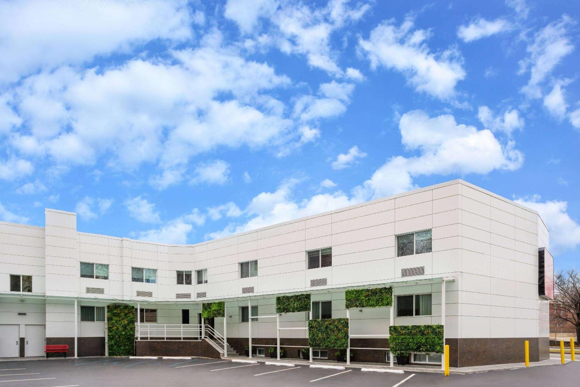 Hotel Ramada By Wyndham Bronx New York Exterior foto