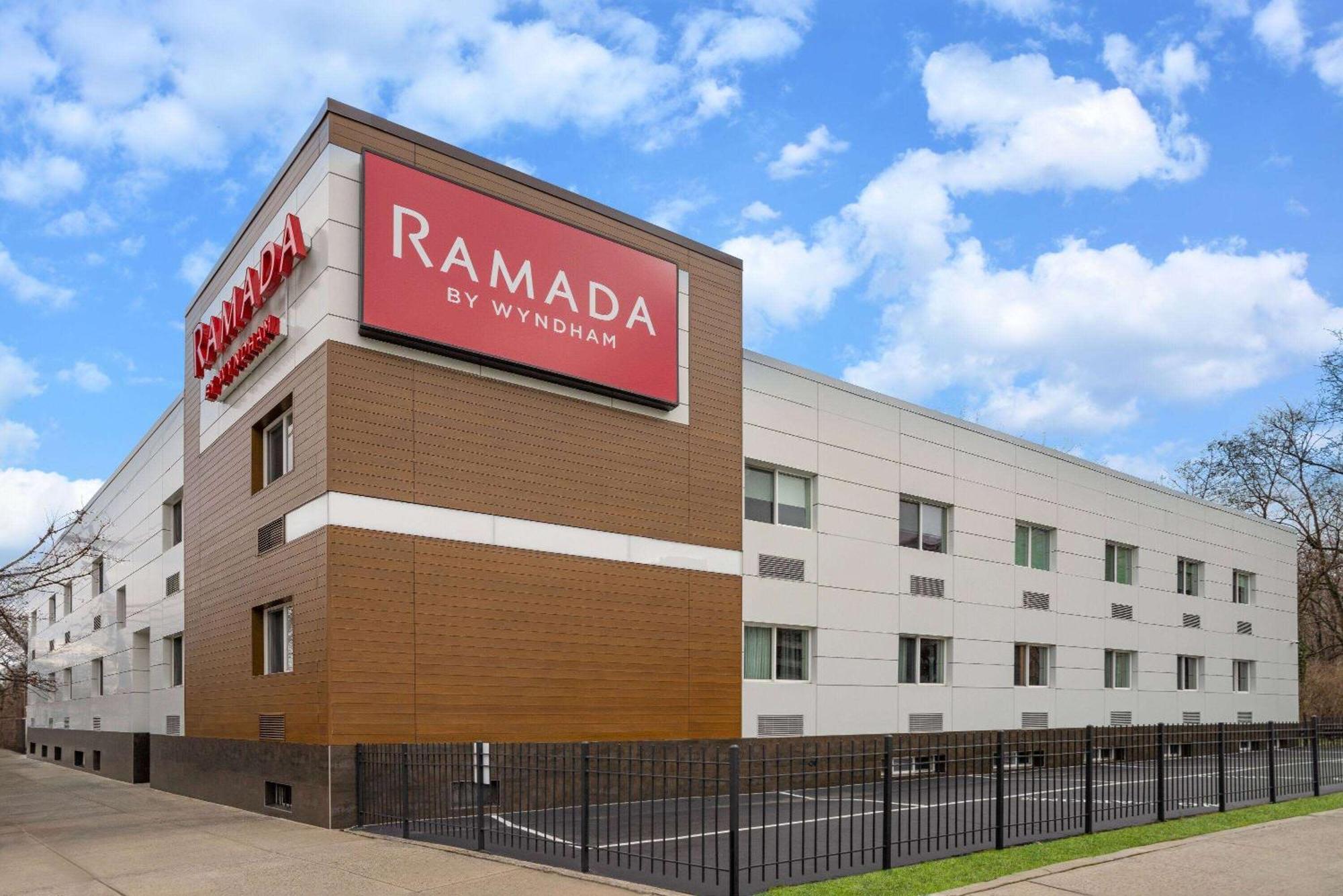 Hotel Ramada By Wyndham Bronx New York Exterior foto