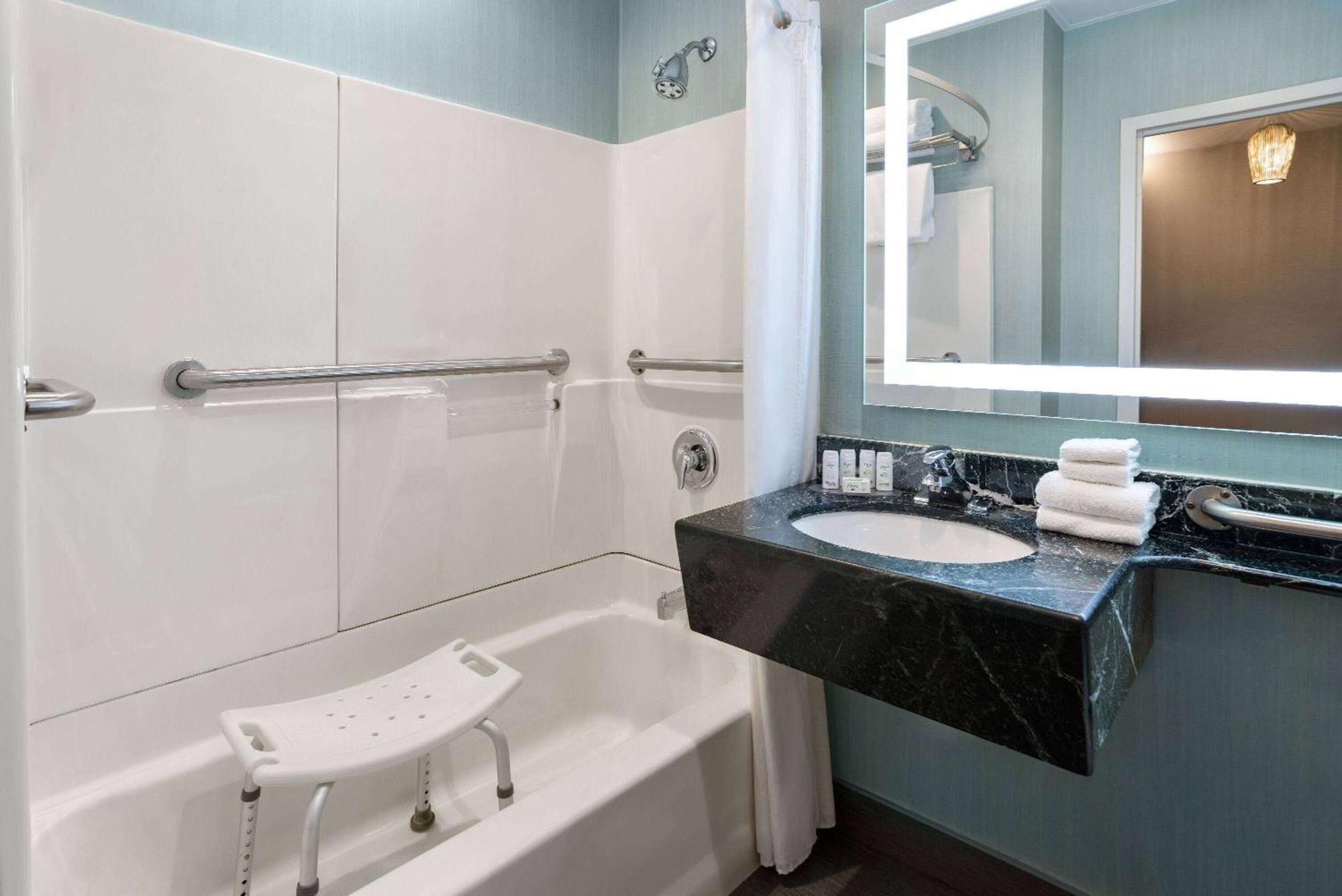 Hotel Ramada By Wyndham Bronx New York Exterior foto